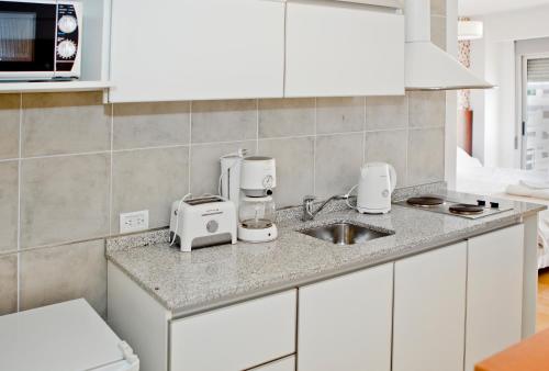 eine Küche mit weißen Geräten auf einer Theke in der Unterkunft Color Botánico in Buenos Aires
