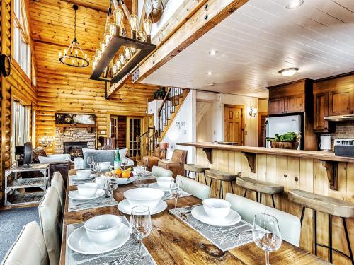 ein Esszimmer mit einem Tisch und Stühlen sowie eine Küche in der Unterkunft Le Mont-Tremblant - Résidences Boutique in Lac-Superieur