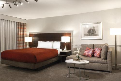 Habitación de hotel con cama y sofá en ALO Hotel by Ayres, en Anaheim