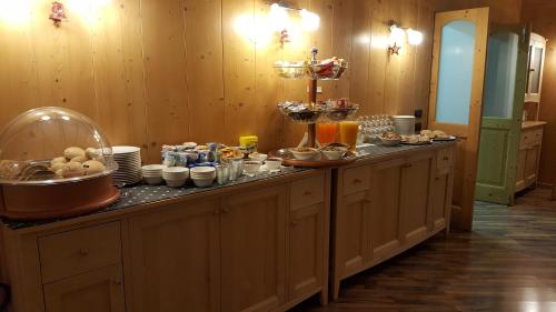 ein Buffet mit Speisen und Getränken auf dem Tisch in der Unterkunft Affittacamere Villa Belfiore in Ronzone