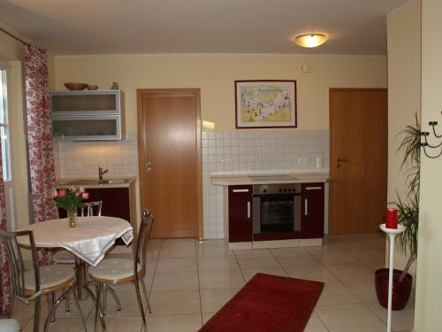 a kitchen with a table and a dining room at Ferienwohnung Fischerkoje in Wustrow