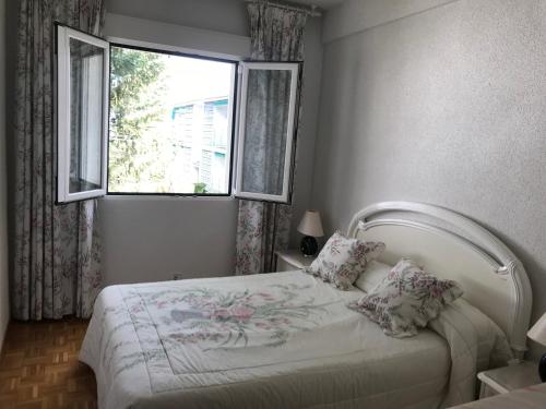 グアダラマにあるGuadamolinos Naturalezaのベッドルーム(白いベッド1台、窓付)