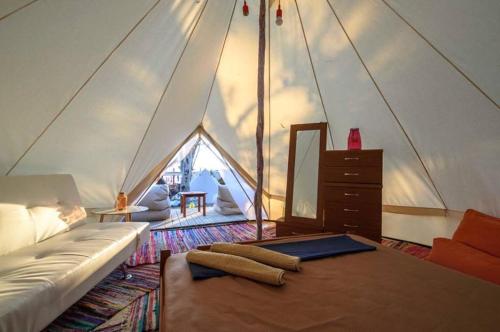 Un pat sau paturi într-o cameră la Burano Camping Beach-Bar