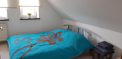 イェレニャ・グラにあるKamienicaのベッドルーム(青い毛布付)