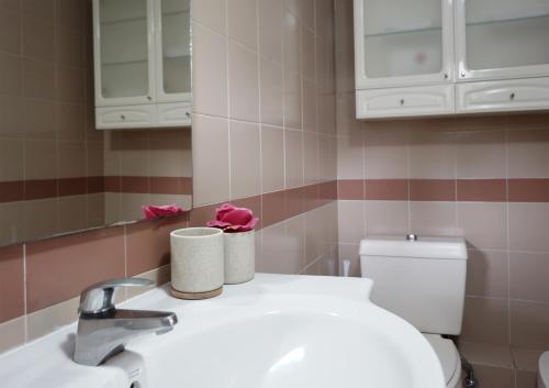 uma casa de banho com 2 rolos de papel higiénico num lavatório em Graca Views Apartment em Lisboa