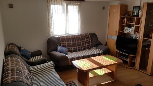 ein Wohnzimmer mit 2 Sofas und einem Couchtisch in der Unterkunft Holiday Home Cakic in Novi Travnik
