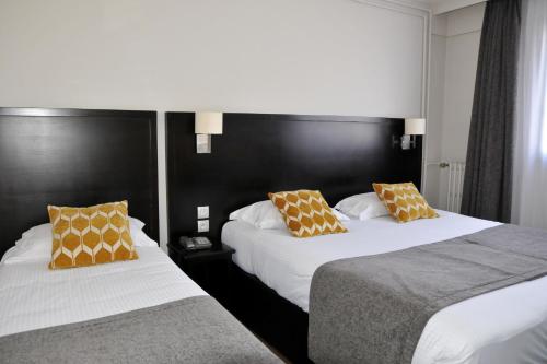 Postel nebo postele na pokoji v ubytování Hôtel Des Quatrans