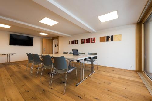 a conference room with a table and chairs at Berghotel Chäserstatt in Ernen