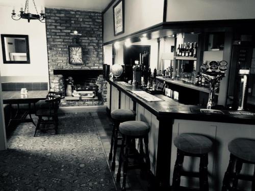 De lounge of bar bij The Cross Keys Hotel