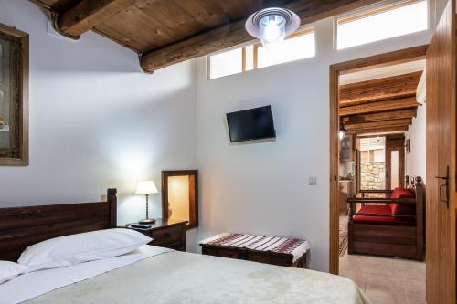 מיטה או מיטות בחדר ב-Petronikoli Traditional House