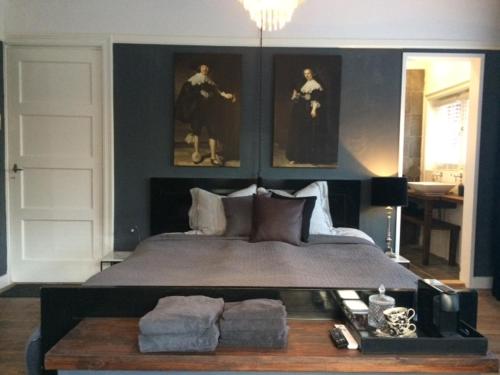 1 dormitorio con 1 cama grande y 2 pilas de toallas en Florentino, en Eindhoven