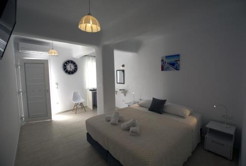 1 dormitorio con 1 cama y 1 dormitorio con mesa en Amarain Mykonos en Agios Stefanos