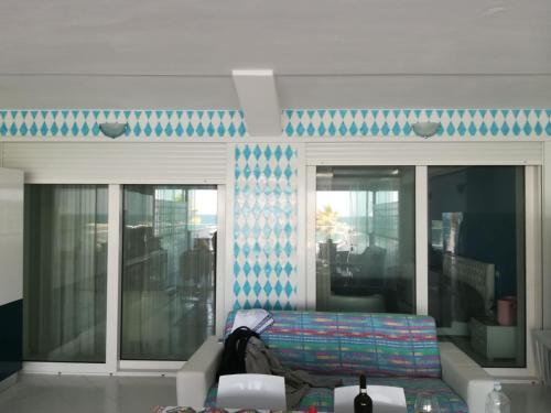 ein Wohnzimmer mit einem Sofa und Glastüren in der Unterkunft Residence Acqua di Mare in Termoli