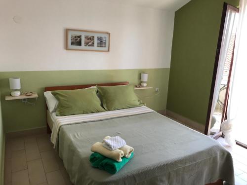 een slaapkamer met een bed met handdoeken erop bij Apartment Patricia in Primošten