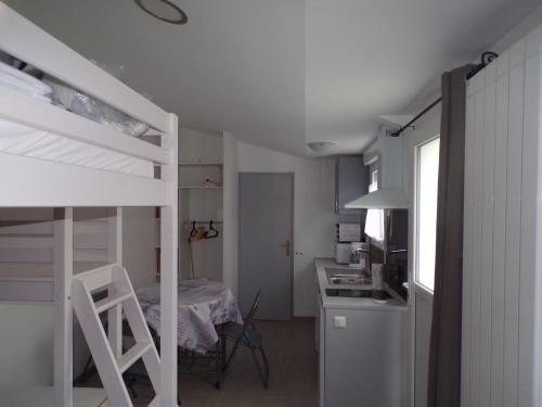 Cette petite chambre comprend des lits superposés et une cuisine. dans l'établissement Studio Violine, à Berck-sur-Mer