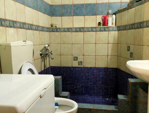 uma casa de banho com um WC e um lavatório em Old town Heraklion apartment em Heraclião