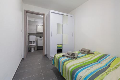 Ένα ή περισσότερα κρεβάτια σε δωμάτιο στο Apartments Vidulić