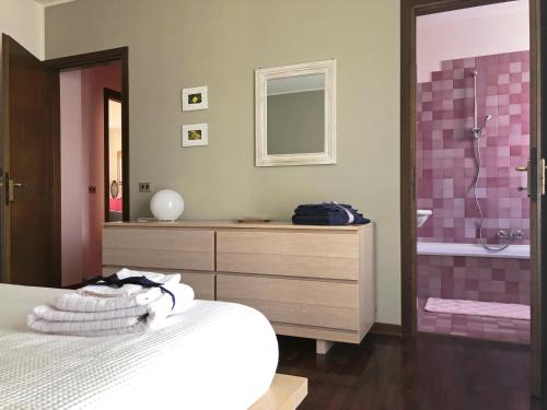 Farra di SoligoにあるLa Casa Di Beaのベッドルーム1室(ベッド1台付)、バスルーム(シャワー付)が備わります。