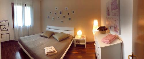 Farra di SoligoにあるLa Casa Di Beaのベッドルーム1室(ベッド1台、テーブル、窓付)