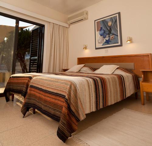 Un dormitorio con una cama grande y una ventana en Annita Court Bock B, Apt3, en Ayia Napa