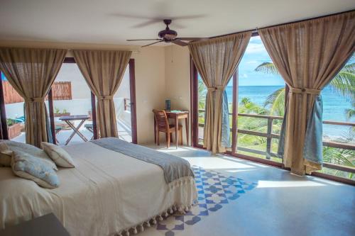 een slaapkamer met een bed en uitzicht op de oceaan bij Maria Del Mar Tulum - Adults Only in Tulum