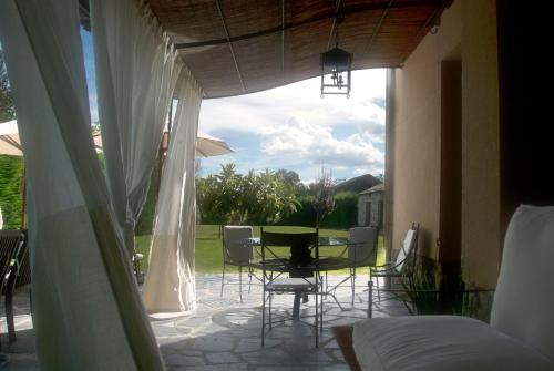 a view of a patio with a table and chairs at El Tiempo Recobrado - Hotel de relax en El Bierzo in Villamartín de la Abadía