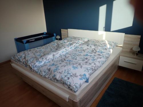 アインベックにあるKellermanns Urlaubsdomizilのベッドルーム1室(毛布付きのベッド1台付)