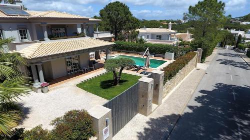 Πισίνα στο ή κοντά στο Charming Exceptional Golf Villa in Algarve