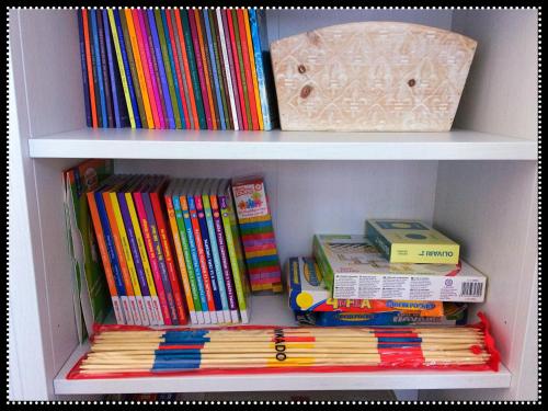 a book shelf filled with lots of books at IL CILIEGIO B&B in Stresa
