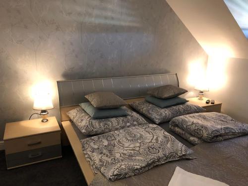 キェルツェにあるFamily & Business Elegant Apartments ul Warszawska - 2 Bedroom, Balcony, Parkingのベッドルーム1室(ベッド2台、枕、ランプ2つ付)