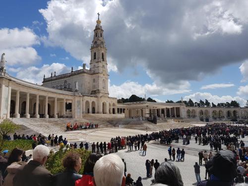 a group of people standing in front of a building at Casa dos Tios in Fátima