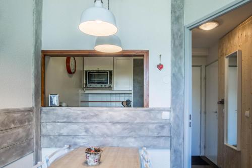 une salle à manger avec une table et un miroir dans l'établissement Au Pied Du Mont-Blanc - Chamonix, à Chamonix-Mont-Blanc