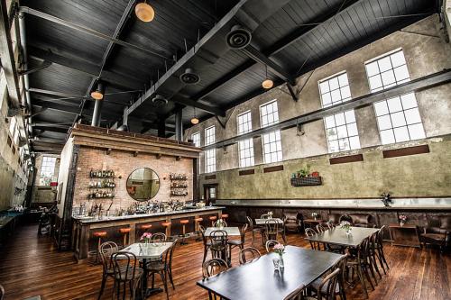 En restaurant eller et andet spisested på Historic Luxury Two Bedroom Apartment