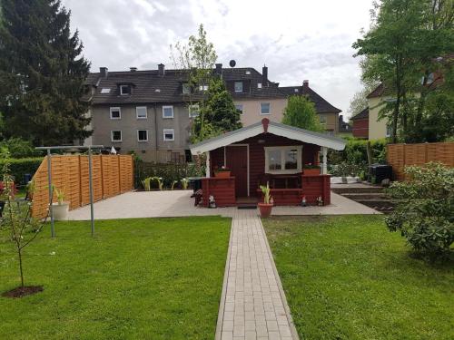 einen Pavillon in einem Hof vor einem Gebäude in der Unterkunft Lorenz Apartment in Hattingen