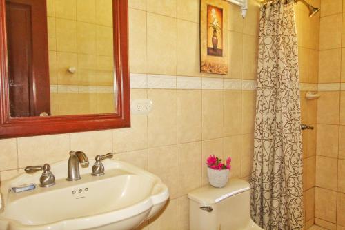 Ett badrum på Casa Dror Gran Pacifica Resort