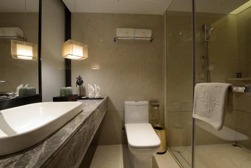Bathroom sa Guangzhou City Join Hotel Shipai Qiao Branch