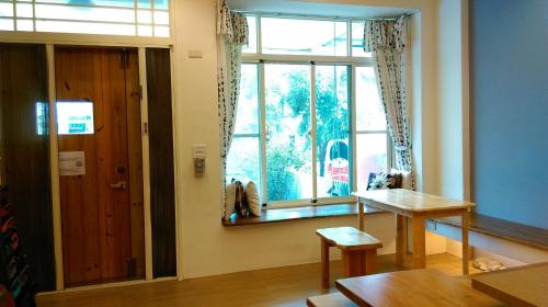 salon ze stołem i oknem w obiekcie Magic Butterfly w mieście Taidong