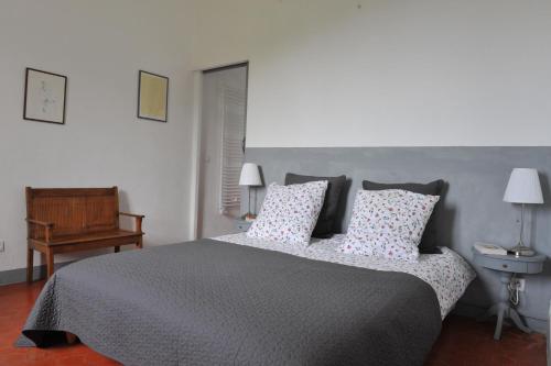 een slaapkamer met een groot bed met kussens bij Casa A Rota Chambres d'Hôtes in Ersa