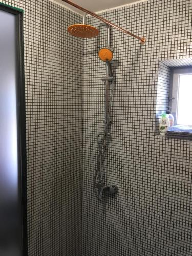y baño con ducha y cabezal de ducha. en Vintage Design Apartment, en Kuldīga