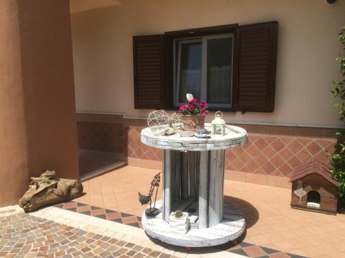 a stone table with flowers on it in a courtyard at Villa Margherita in Montaquila