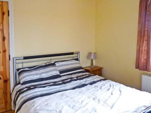 Llit o llits en una habitació de Cavan Hill Cottage