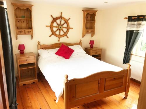Postel nebo postele na pokoji v ubytování 2 Fishery Cottages