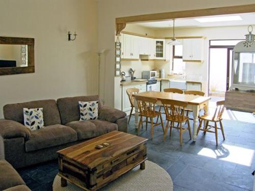 A seating area at Kilkee Cottage