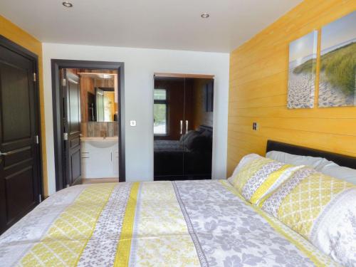 una camera da letto con un letto con testiera in legno di Hidden Gem Cabin a Dungloe