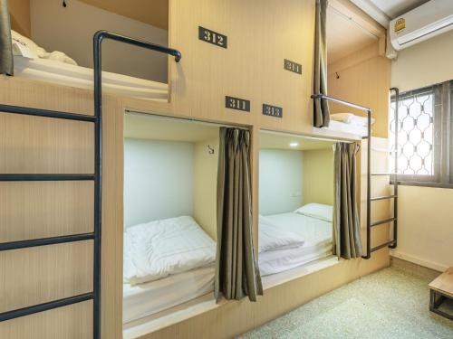 a room with two bunk beds in it at Sloth Hostel Khaosan in Bangkok