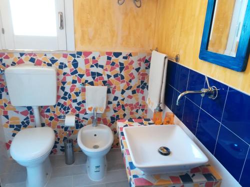 A bathroom at Villetta Degli Oleandri