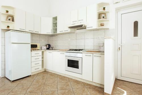 Apartment Lidijaにあるキッチンまたは簡易キッチン