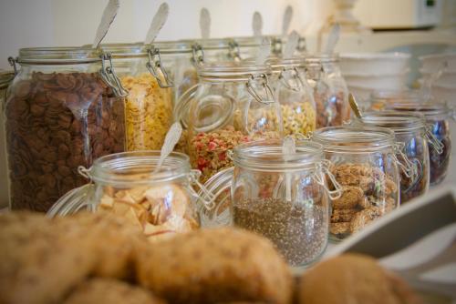 Ein paar Gläser mit verschiedenen Arten von Essen in der Unterkunft Landhaus Hamm THE UNIQUE BOUTIQUE HOTEL in Düsseldorf