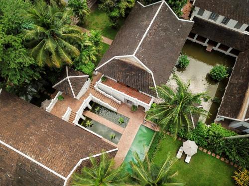 Taman di luar Satri House Hotel
