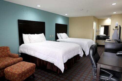 Tempat tidur dalam kamar di Ranger Inn & Suites